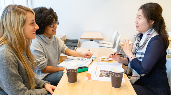 Tre kvinder i Studieskolens café